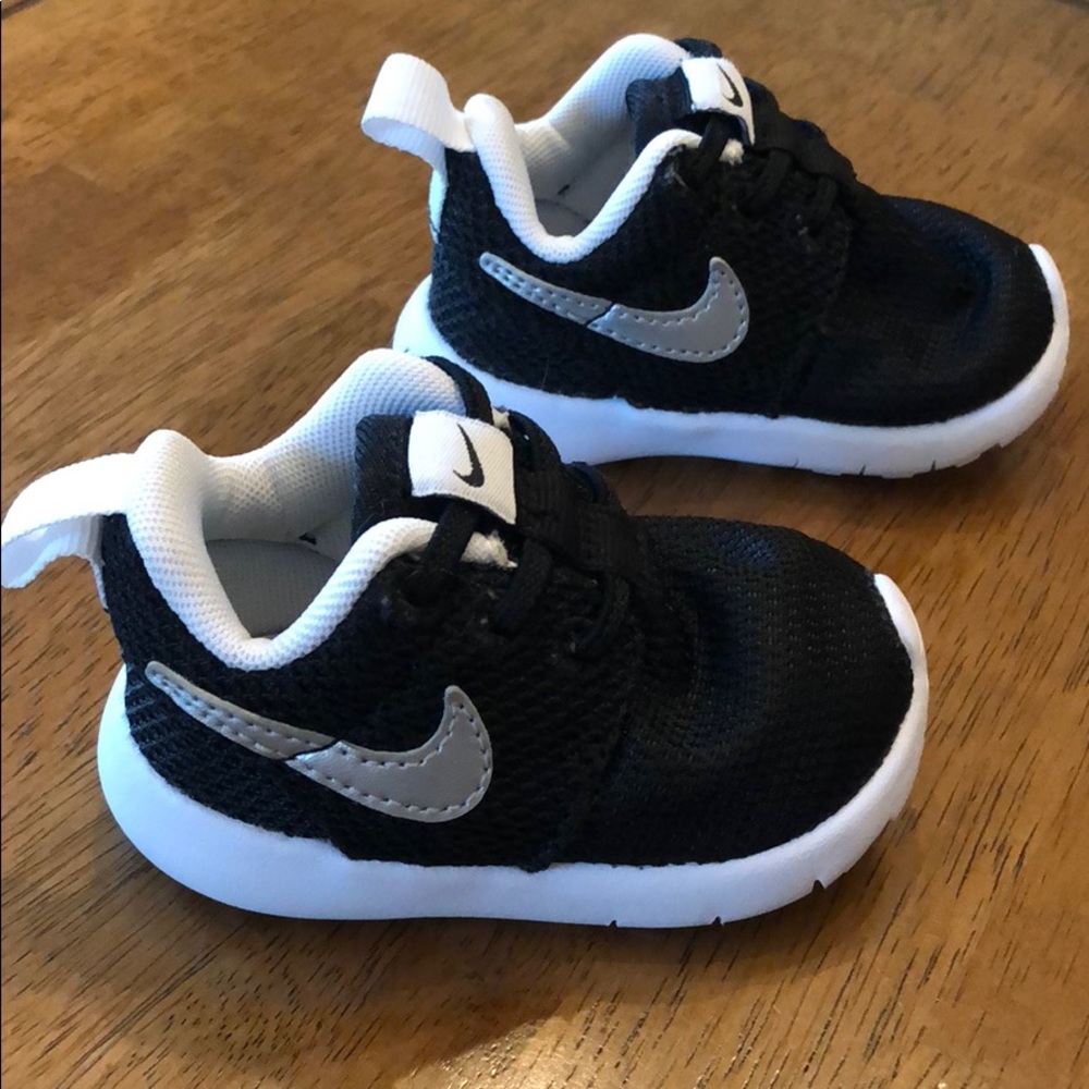 Infant Nike shoes EUC size 2C